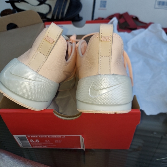 NIB Orange Nike Women's Ashin size 8.5 Brand New in Box - Picture 5 of 12